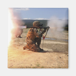 Imã Um assaultman ateia fogo a uma granada propelida