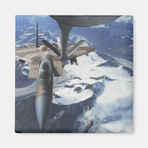 Imã Um avião de F-15C Eagle senta-se atrás de um