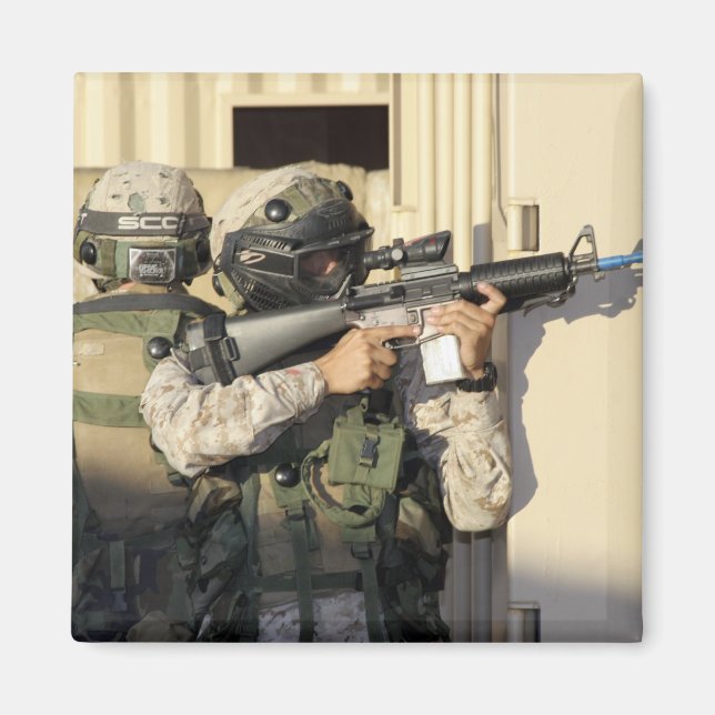 Imã Um batedor de infantaria visa sua arma (Frente)