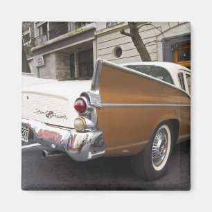 Imã Um carro clássico Studebaker Silver Hawk estaciona