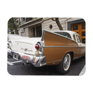 Ímã Um carro clássico Studebaker Silver Hawk estaciona