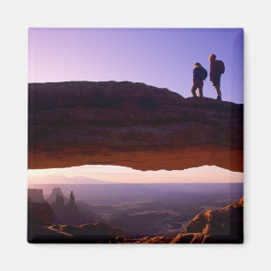 Imã Um casal observa o nascer do sol do topo da Mesa A