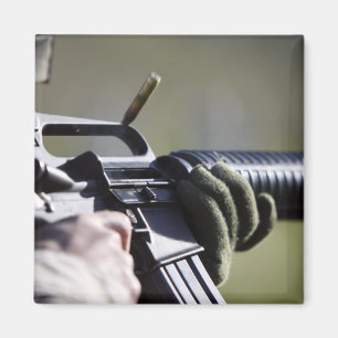 Imã Um círculo voa da câmara de um M-16A2