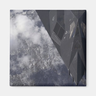 Imã Um F-117A Nighthawk voa alto sobre a montanha