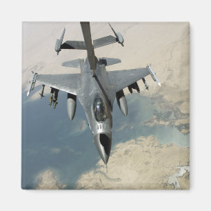 Imã Um falcão F-16 de combate reabastece