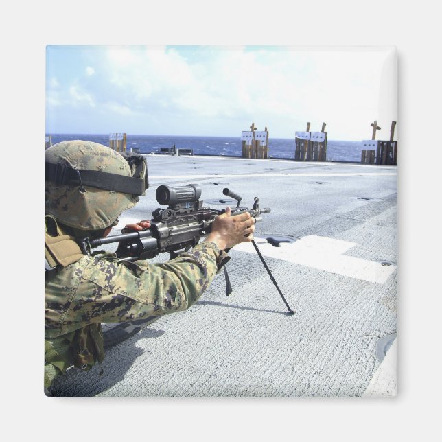 Imã Um fuzileiro americano ajustando sua arma (Frente)