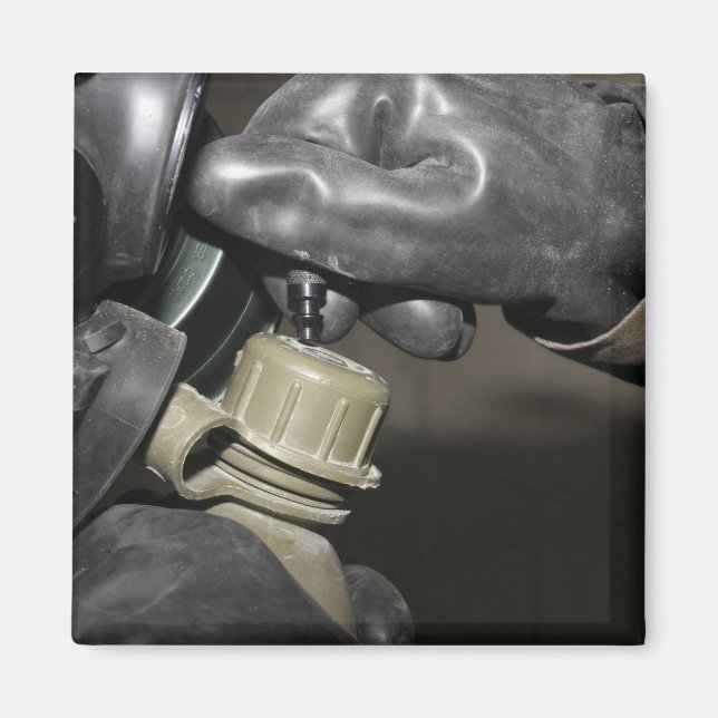 Imã Um fuzileiro insere um tubo de bebendo em seu cant (Frente)