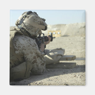 Imã Um fuzileiro naval ateia fogo a um rifle de