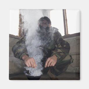 Imã Um fuzileiro naval enche a câmara de gás com mai