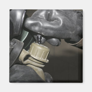 Imã Um fuzileiro naval introduz um tubo do bebendo em