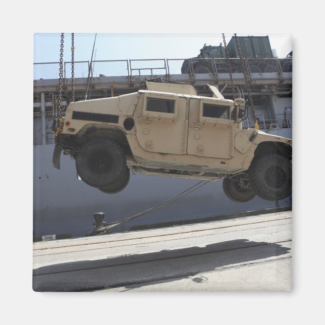 Imã Um guindaste levanta um Humvee M998 (Frente)
