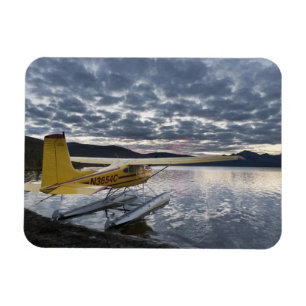 Ímã Um hidroavião no pitoresco lago Takahula