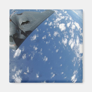 Imã Um KC-135 Stratotanker reabastece um Espírito B-2