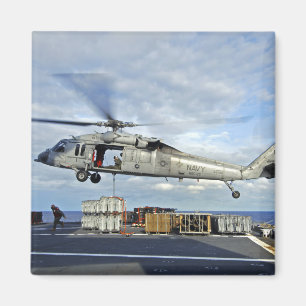 Imã Um MH-60S Seahawk prepara-se para entregar o