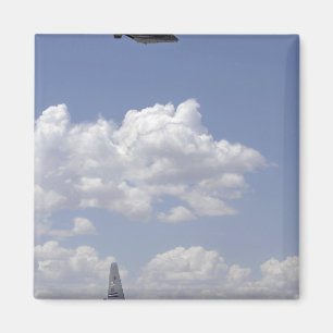 Imã Um Osprey CV-22 voa sobre A.A. - 130 Hercules