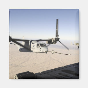 Imã Um Osprey MV-22 reabastece o midflight
