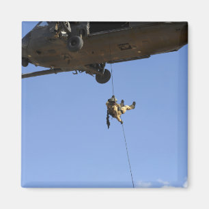 Imã Um pararescueman rappels de um HH-60