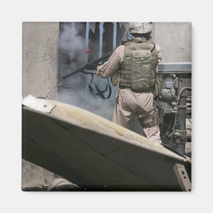 Imã Um polícia militar usa um rompimento circularment