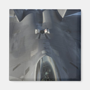 Imã Um raptor F-22 move-se na posição para receber f