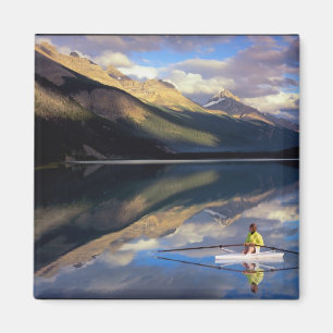 Imã Um remador no Lago Banff no Canadá MR)