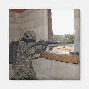 Imã Um soldado actua como uma força da oposição