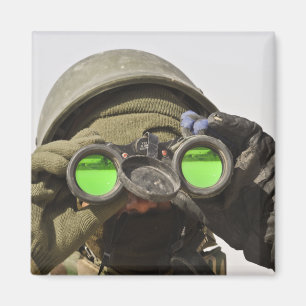 Imã Um soldado afegão faz a varredura do horizonte