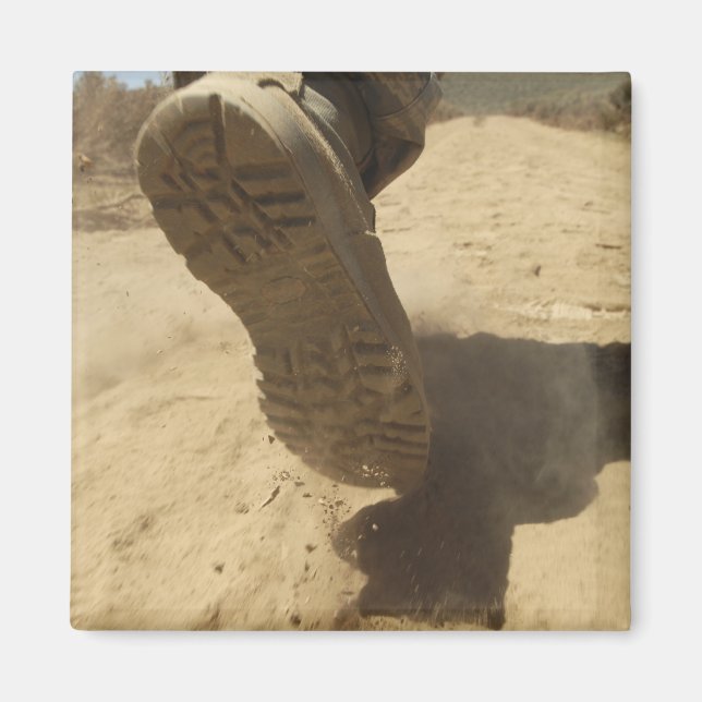 Imã Um soldado americano caminha por um caminho de ter (Frente)