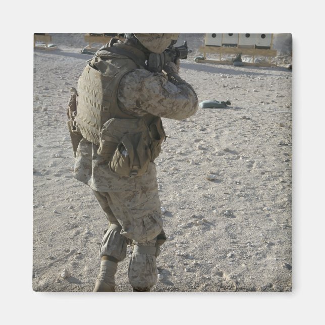 Imã Um soldado atinge seu alvo em uma toca de tiro (Frente)