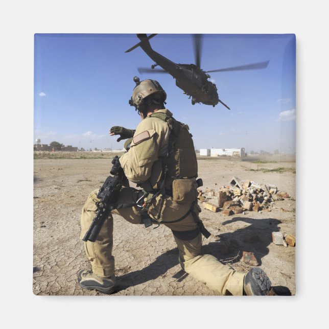 Imã Um soldado conduz a segurança para um HH-60 (Frente)