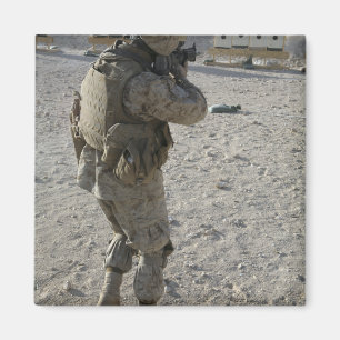 Imã Um soldado contrata seu alvo em um tiro soou