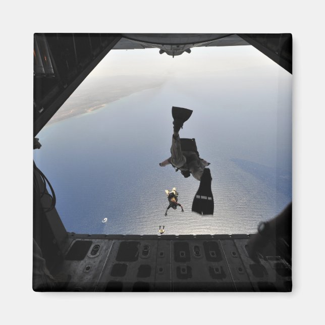 Imã Um soldado da Força Aérea dos EUA pulando (Frente)