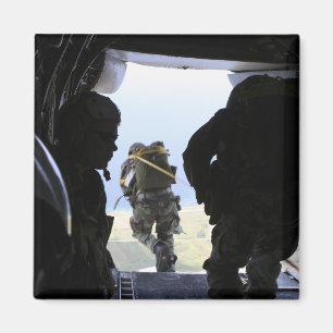 Imã Um soldado executa um salto do estático-line