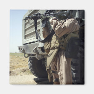 Imã Um soldado fornece a segurança para fuzileiros