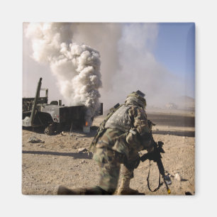 Imã Um Soldado reage a um explosivo controlado