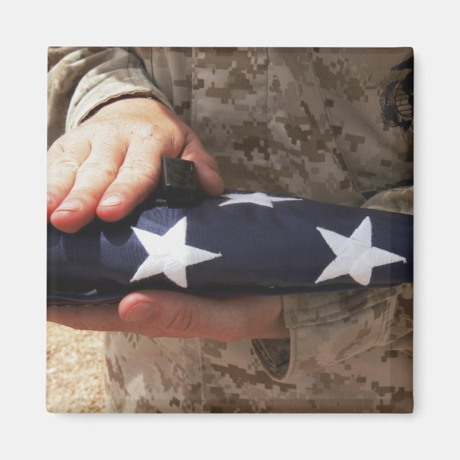 Imã Um soldado segura bandeira dos Estados Unidos (Frente)