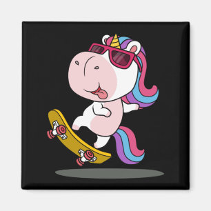 Imã Um unicórnio bonito jogando skate