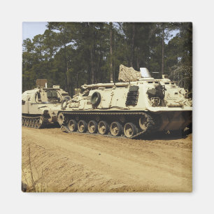 Imã Um veículo de recuperação M-88 começa a rebocar um