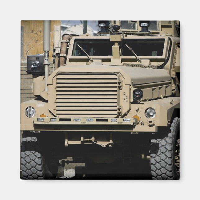 Imã Um veículo resistente a minas, protegido por embos (Frente)