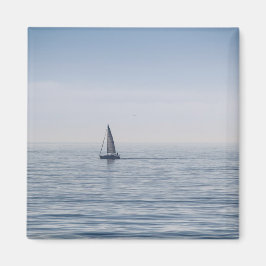 Imã Um veleiro num mar calmo