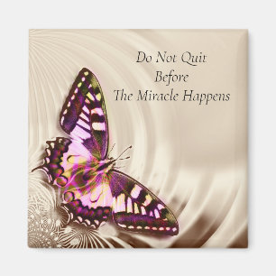 Imã Uma borboleta cor-de-rosa sobre um fundo de natas