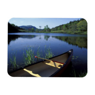 Ímã Uma canoa fica na beira de Little Long Pond