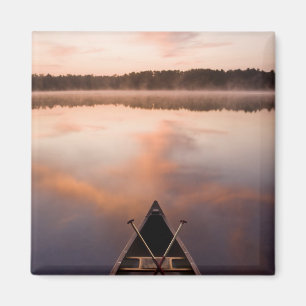 Imã Uma canoa repousa na margem do lago Pawtuckaway