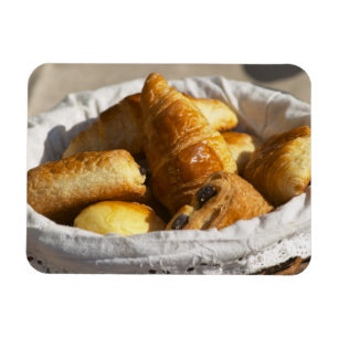 Ímã Uma cesta de vime para o pequeno-almoço com croiss