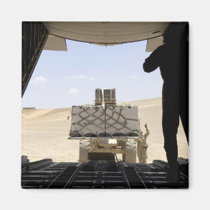 Imã Uma empilhadeira carrega carga em um Hércules C-13