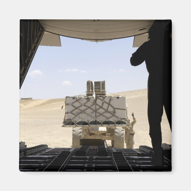 Imã Uma empilhadeira carrega carga em um Hércules C-13 (Frente)