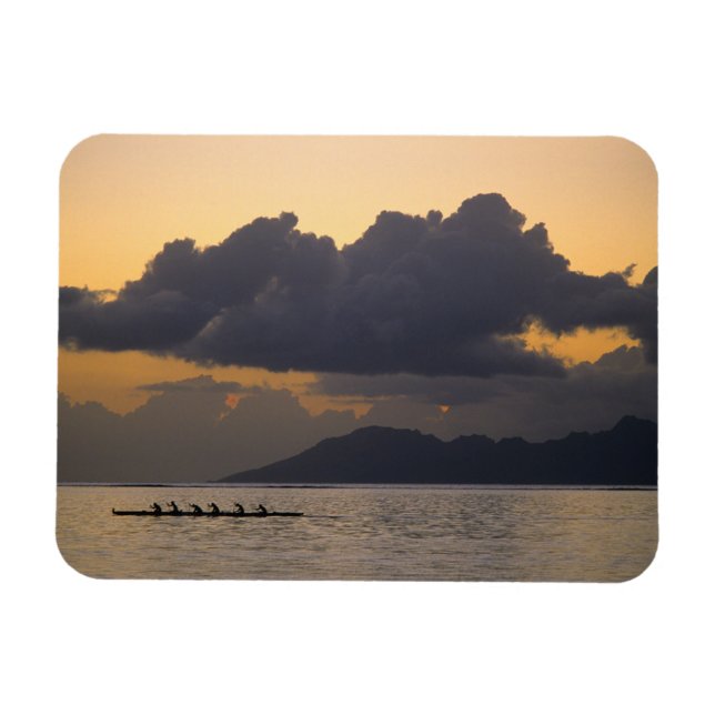 Ímã Uma equipe de canoa outrigger pratica na costa (Horizontal)