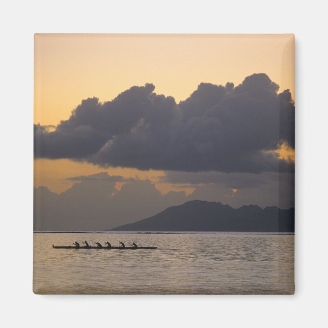 Imã Uma equipe de canoa outrigger pratica na costa (Frente)