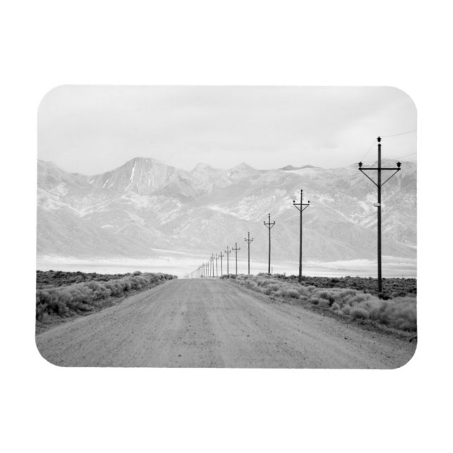 Ímã Uma estrada e linhas elétricas solitárias | Montan (Horizontal)
