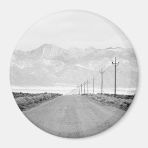 Imã Uma estrada solitária e montanhas das linhas