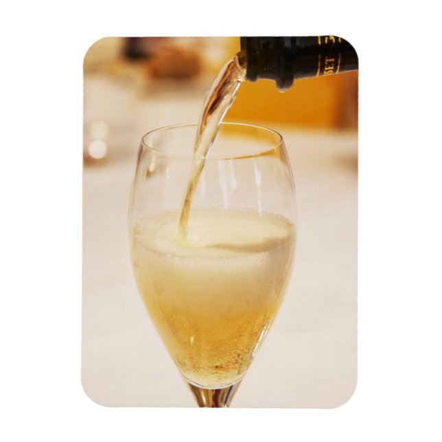 Ímã Uma flauta de vidro de champanhe a ser enchida com (Vertical)